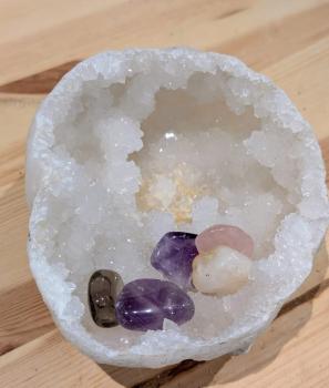 Preview: Druse/Geode Quarz tiefe Schale, mit einzigartigem Einschluss