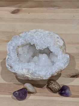 Druse/Geode Quarz, kompakte Form mit mittleren klaren Spitzen
