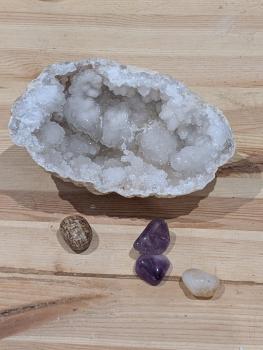 Geode/Druse Quarz mit einer schönen Schalenform und schönen Spitzen