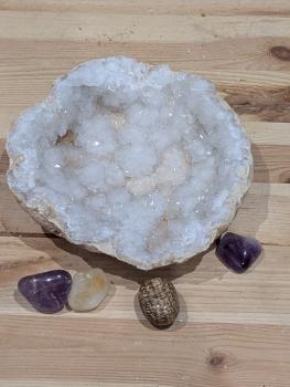 Druse/Geode Quarz mit flacher, runder Schale und großen Spitzen