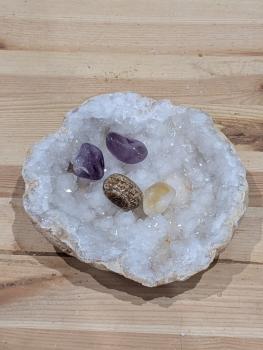 Preview: Druse/Geode Quarz mit flacher, runder Schale und großen Spitzen