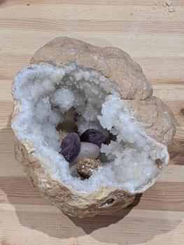 Preview: Druse/Geode Quarz, tiefe Höhle mit milchigen Spitzen