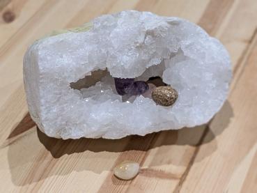 Preview: Sehr klare Quarzdruse mit flacher geteilter Vertiefung