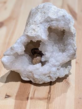 Preview: Sehr spezielle Quarzdruse mit tiefer Höhle und großen und kleinen Spitzen