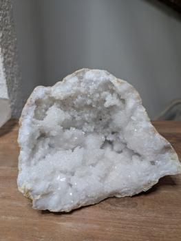 Druse/Geode Quarz mit verschiedenen Spitzen, sehr gut zum Reinigen von Trommelsteinen aber auch dem Raum
