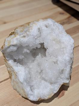 Druse/Geode Quarz eher klar, wunderschön, mit Vertiefung zum Reinigen