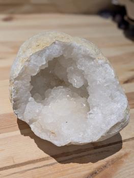 Druse/Geode Quarz mit guter Vertiefung, kleinere Druse - auch gut für unterwegs