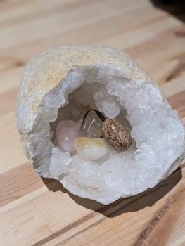 Druse/Geode Quarz mit guter Vertiefung, kleinere Druse - auch gut für unterwegs