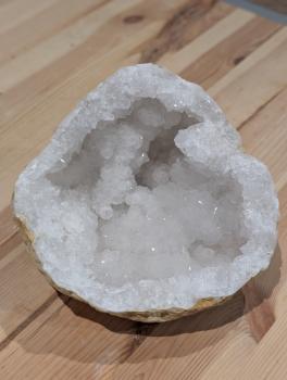 Druse/Geode Quarz rundlich und sehr gut zum reinigen von Trommelsteinen usw.