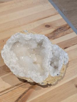 Recht klare Quarzdruse mit feinen und großen Spitzen – Außergewöhnlich