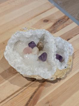 Preview: Recht klare Quarzdruse mit feinen und großen Spitzen – Außergewöhnlich