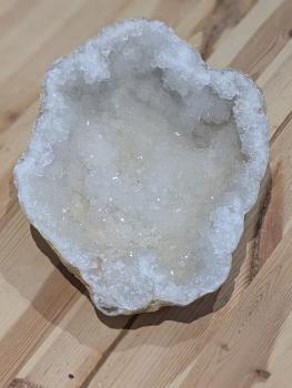 Druse/Geode Quarz, große Schalenform mit großen und kleinen Spitzen und leichten Gelbquarz