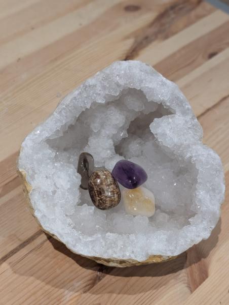 Druse/Geode Quarz rundlich und sehr gut zum reinigen von Trommelsteinen usw.