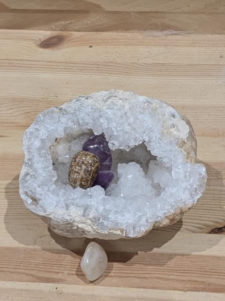 Druse/Geode Quarz, kompakte Form mit mittleren klaren Spitzen