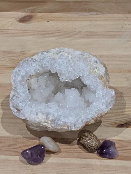 Druse/Geode Quarz, kompakte Form mit mittleren klaren Spitzen