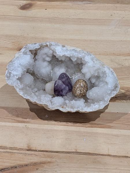 Geode/Druse Quarz mit einer schönen Schalenform und schönen Spitzen