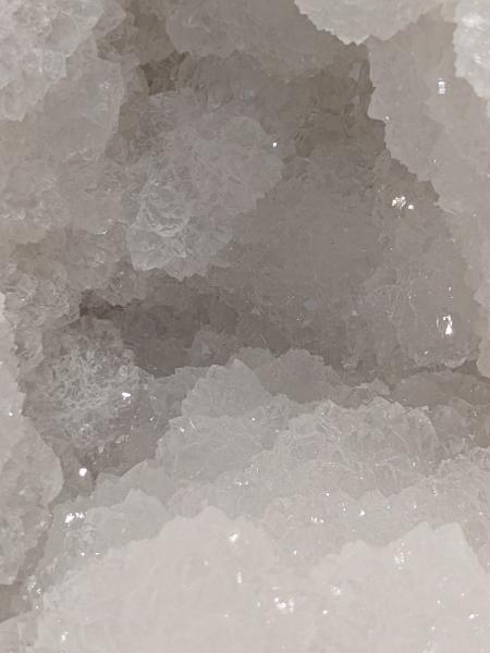 Druse/Geode Quarz mit tiefer Schale und klaren Spitzen - Die Glitzernde