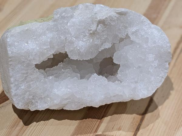 Sehr klare Quarzdruse mit flacher geteilter Vertiefung