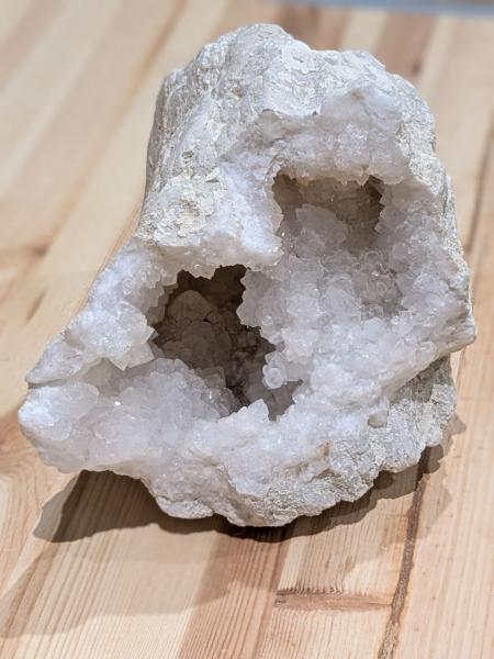 Sehr spezielle Quarzdruse mit tiefer Höhle und großen und kleinen Spitzen