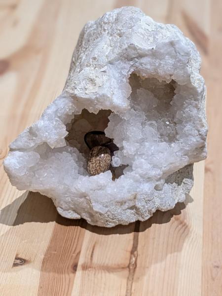 Sehr spezielle Quarzdruse mit tiefer Höhle und großen und kleinen Spitzen