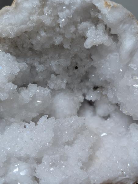 Druse/Geode Quarz mit verschiedenen Spitzen, sehr gut zum Reinigen von Trommelsteinen aber auch dem Raum
