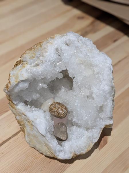 Druse/Geode Quarz eher klar, wunderschön, mit Vertiefung zum Reinigen