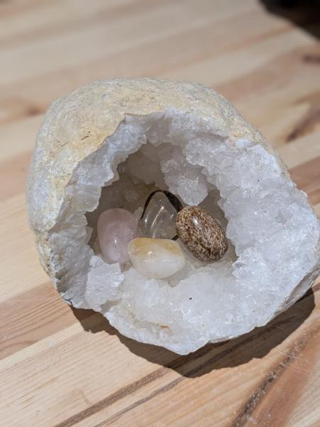 Druse/Geode Quarz mit guter Vertiefung, kleinere Druse - auch gut für unterwegs