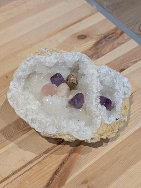 Recht klare Quarzdruse mit feinen und großen Spitzen – Außergewöhnlich