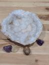 Druse/Geode Quarz mit flacher, runder Schale und großen Spitzen